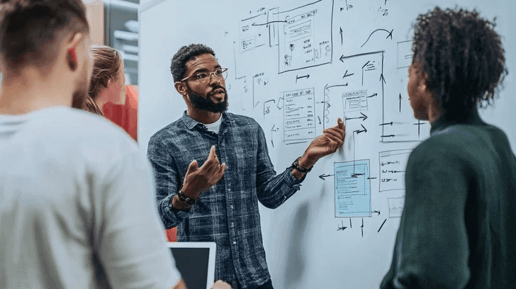 Échange entre collègues dans un cadre décontracté